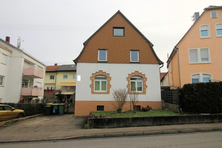 Gepflegte 4-Zimmer-Maisonette-Wohnung mit Gartenanteil und 
Pkw-Stellplatz