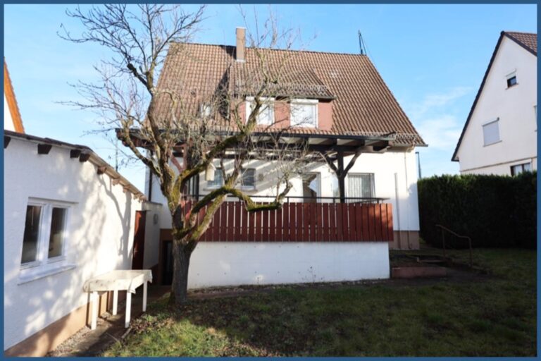 Einfamilienhaus mit Garage und großem Garten