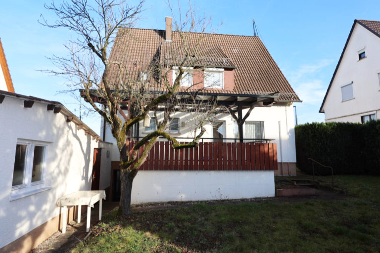 Gepflegtes Einfamilienhaus mit Garage und großem Garten
