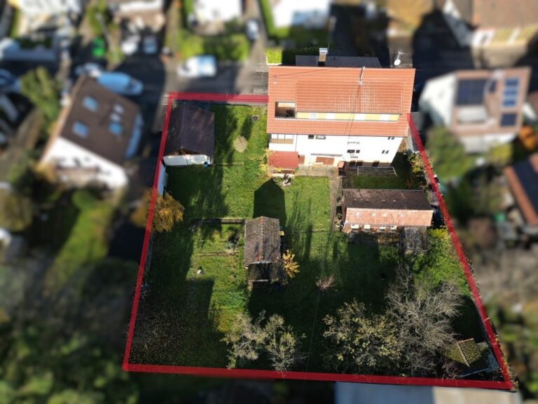 Dreifamilienhaus mit Garagen und großem Grundstück zur Bebauung