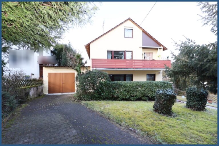 Zweifamilienhaus mit Garage und großem Garten