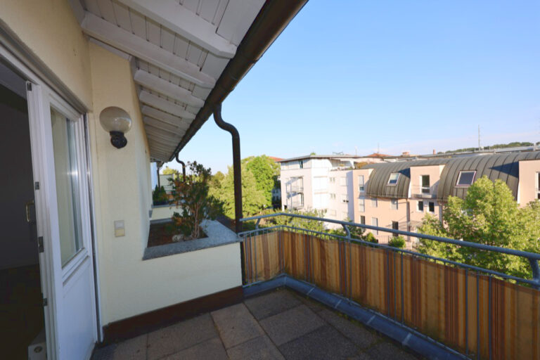 Gepflegte 3,5-Maisonette-Wohnung mit Terrasse, Balkon und Tiefgaragenstellplatz
