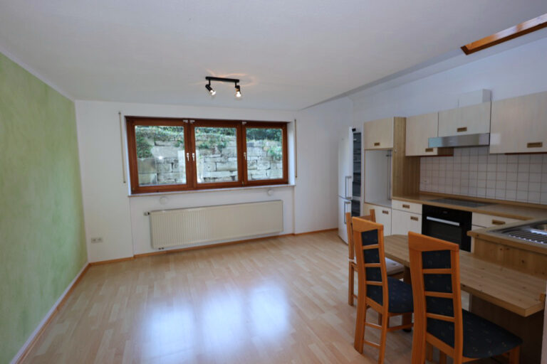 Gepflegte 2,5-Zimmer-Einliegerwohnung mit Terrasse und PKW-Stellplatz
