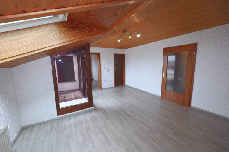 Sofort Beziehbar : 2,5-Zimmer-Dachwohnung mit Loggia und Einzelgarage