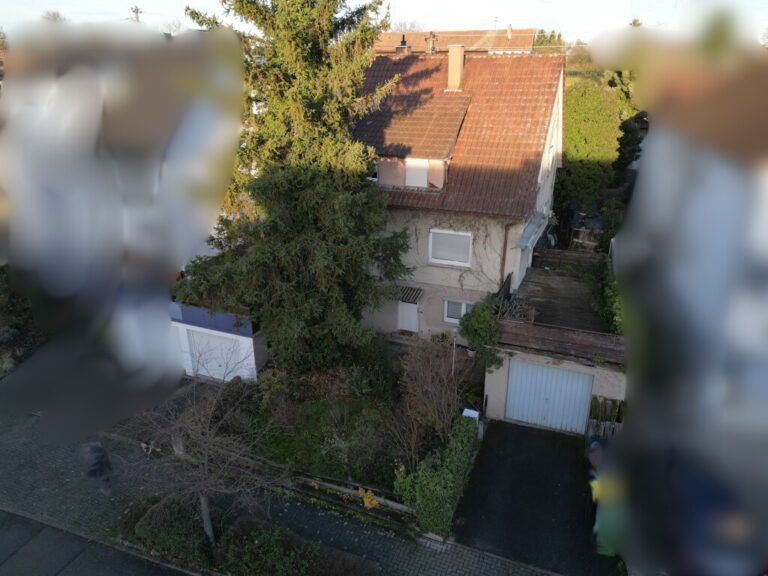 Großes Grundstück mit Abbrucheinheit: Zweifamilienhaus mit Garagen