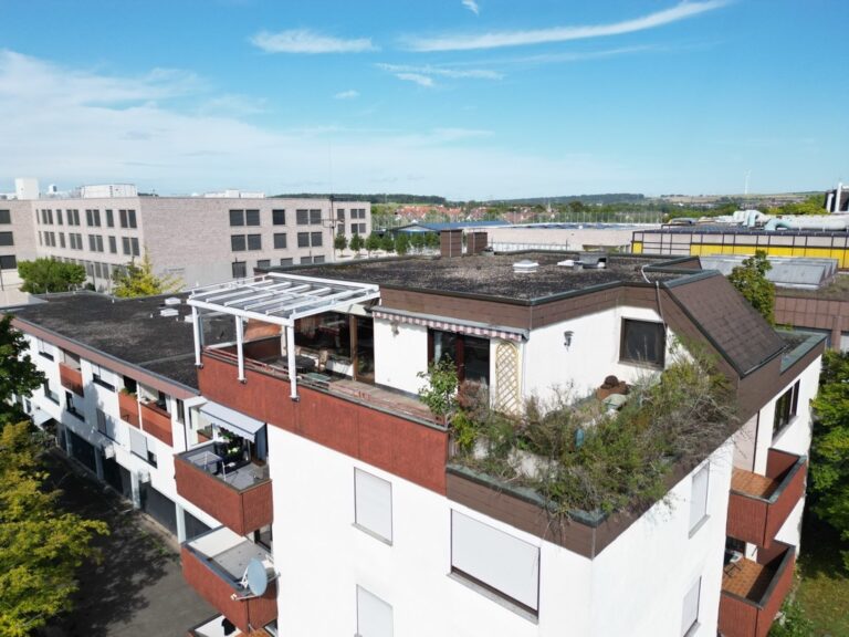 Sofort beziehbar: 4,5 Zimmer-Penthousewohnung mit großer Dachterrasse und Garage