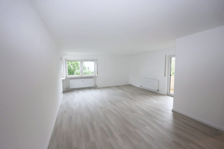 Einziehen und Wohlfühlen: 3,5-Zimmer-Wohnung mit Balkon und Tiefgaragenstellplatz