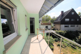 Gepflegtes Einfamilienhaus mit Garage und großem Garten - Überdachter Balkon