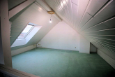 VERKAUFT: 4-Zimmer-Wohnung im Maisonette-Stil mit Dachterrasse, Balkon und Tiefgaragenbox - Ausgebaute Bühne/Studio