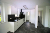 Neubau-Erstbezug 3,5-Zimmer-Wohnung mit Balkon und PKW-Stellplatz - Moderne Einbauküche