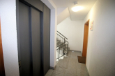 Großzügige 3-4-Zimmer-Wohnung mit Balkon und TG-Stellplatz - Treppenhaus mit Aufzug