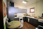 Vermietet: Vielseitig nutzbare Laden- / Bürofläche mit Pkw-Stellplätzen in zentraler Lage - Küche