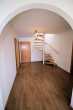 Sofort beziehbar: Moderne 2,5-Zimmer-Maisonette-Wohnung mit Tiefgaragenstellplatz - Zugang zum Studio